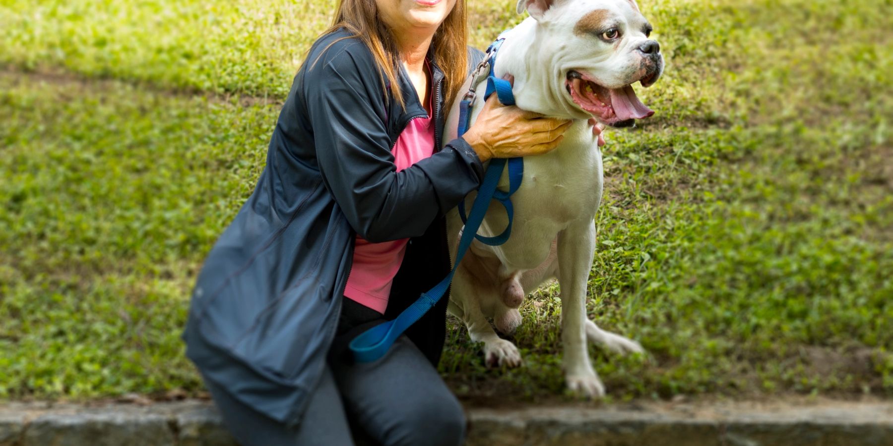 Mujer feliz con su perro al aire libre